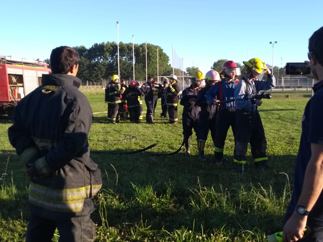 Central194's tweet photo. #Participando del 6to Encuentro Regional de Escuelas de Cadetes en #Carabelas. #Capacitación #Bomberos #Central194 #Ahora https://t.co/TeQmRd4Ckn