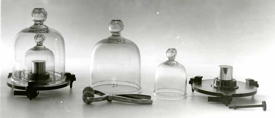 sciencefocus's tweet photo. As Le Grand K enters retirement, @simonwwriter looks back at the highly polished ball of solid metal that has defined the kilogram for over a century. https://t.co/1BN2D374ip https://t.co/u9MtTRx6VB