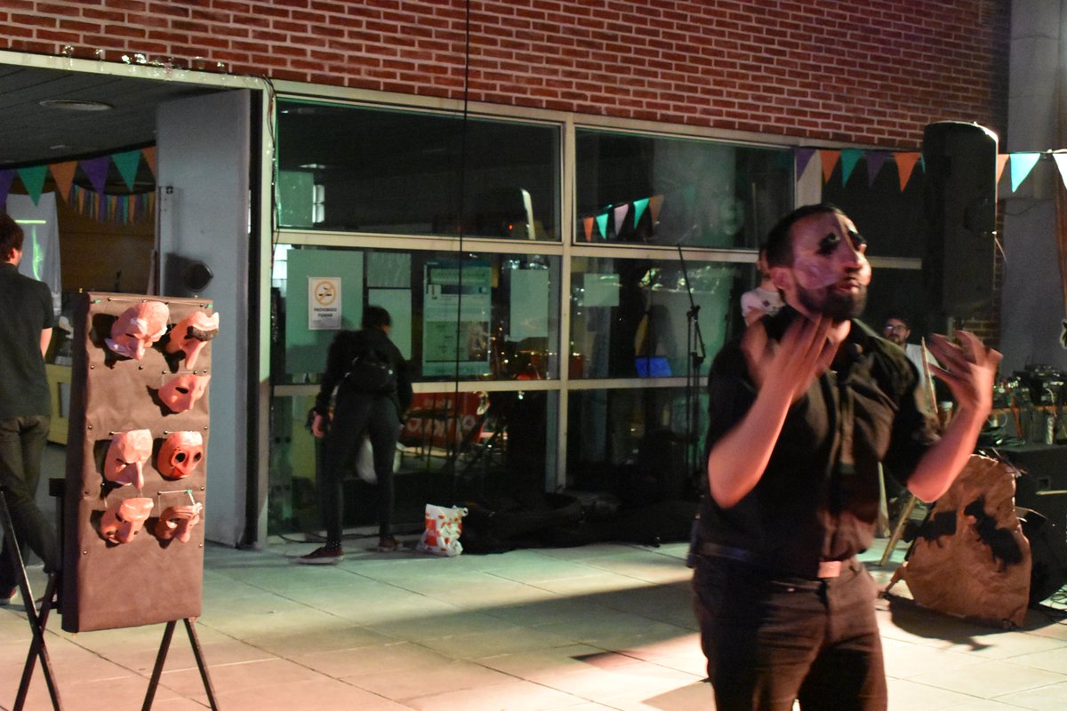 En el #UmbralInterplanetario participamos del unipersonal "40 Antenas" de Andrés Correa. Ochos personajes juegan con el objetivo de armar una escena. #Enlaces15años