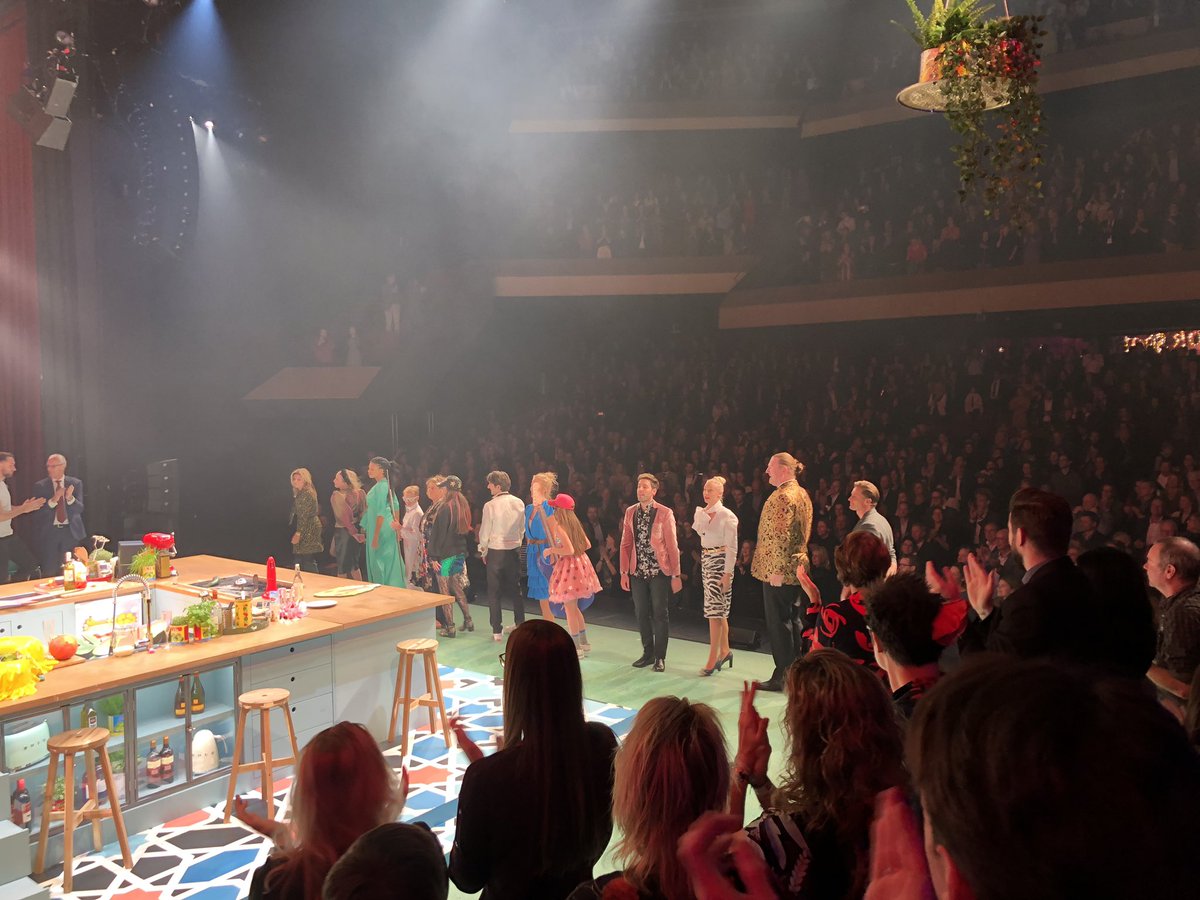 APAOostermeijer's tweet photo. Met het hele gezin mogen genieten bij de premiere van de culinaire en feelgood show #SoofdeMusical @ChasseTheater #Breda Aanrader voor avond uit. https://t.co/4LQMnmNYGZ
