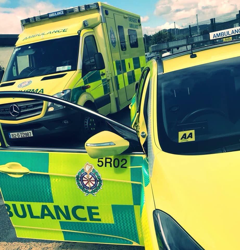 LoughlinstwnNAS's tweet photo. ** CARDIAC ARREST SURVIVAL **
Recently, someone collapsed. 
They stopped breathing.
We provided a Paramedic/ AP amb &amp; RRV’s to include Post Arrest Care.
But most importantly ... the public began CPR before our arrival.
This is why this patient is alive today.
Well done everyone! https://t.co/DSnPeKH5HS
