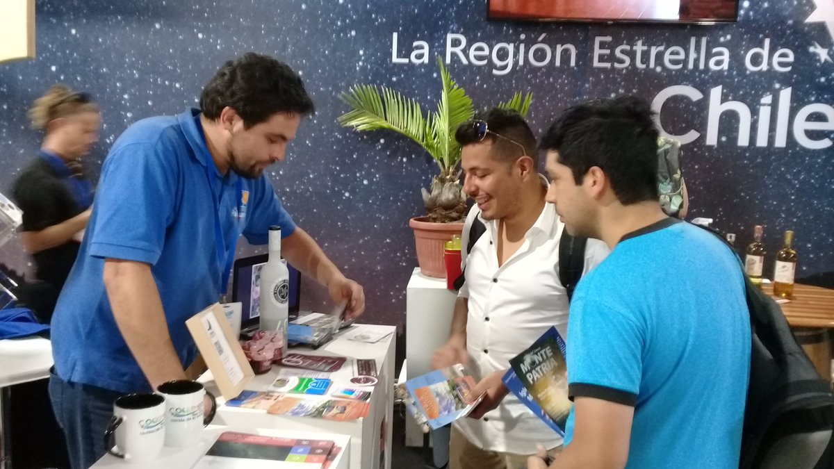 sernaturcoquimb's tweet photo. 🔴En @ExpoVyva_cl, desde el #ValleDeElqui, #Paihuano invitó a descubrir la magia de su #pisco, #astroturismo, patrimonio de #GabrielaMistral y múltiples servicios turísticos / #RegiónDeCoquimbo #RegiónEstrella #VYVA2018 #DisfrutaChile https://t.co/2zrn4Gsg0w
