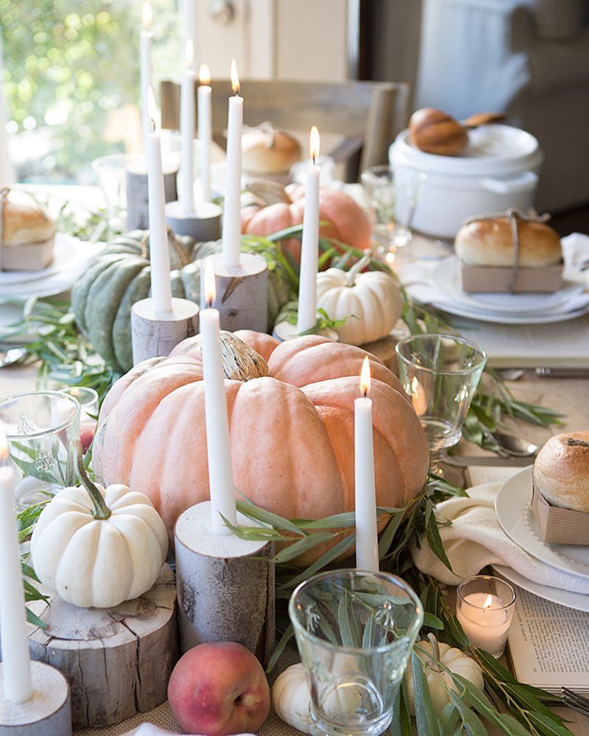 Sometimes the most simple décor is the most breath-taking. What is the inspiration for your Thanksgiving table this year? (repost: Two Hens Styling & Design) #turkeyday #tabledecor #southernhome