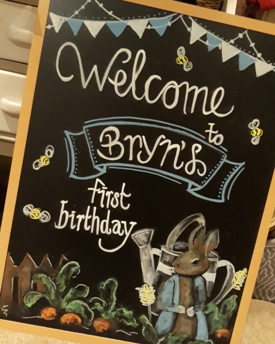 Put together this little number for little Bryn's 1st Birthday party. Xx Many hoppy returns!! 🥕🐰🥕🐰 #BeCreative #Art #PeterRabbitparty  #Chalkboard #ILoveDrawing