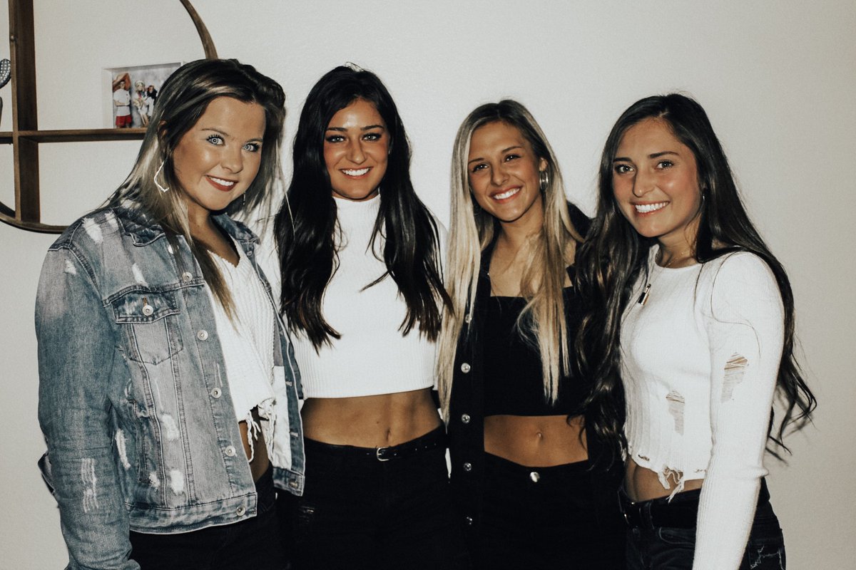 kennakay12's tweet photo. girls night🖤 https://t.co/jRcnMnizEw