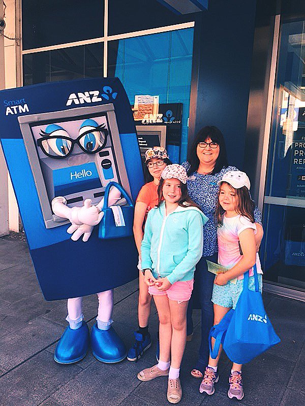 cherylwhiteliv1's tweet photo. 500 lolly bags, a beautiful day, a cheeky ATM mascot and ANZ Mount Gambier staff getting involved in another community event = Mount Gambier annual Christmas Pageant held last Saturday 🎄 https://t.co/wlhRoKrThz