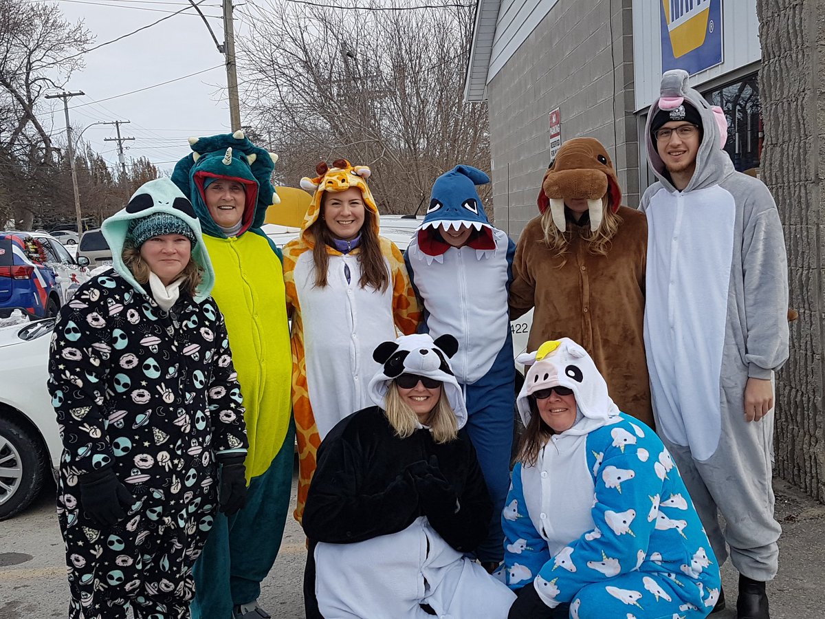 Lakefield santa claus parade!  Favorite family tradition....#lakefieldparade #lionsvolunteersince1971 #nevermissit #readyforchristmas #mymomthedinosaur #mydaughterthewalrus