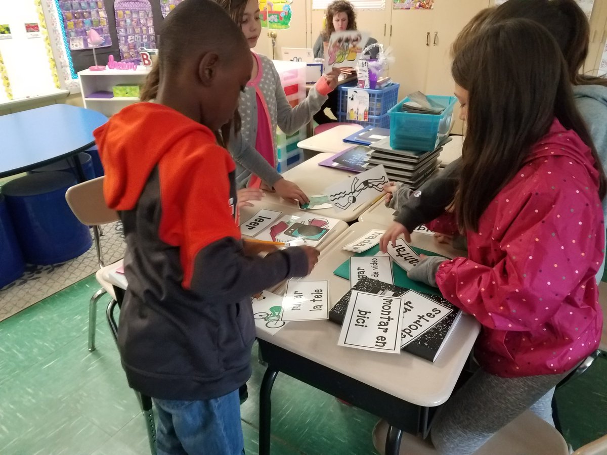 SraChupnick's tweet photo. Reviewing the activities we learned last week to prepare to practice talking about what we like to do for fun in Gr4 @FranklinELsch in Mrs. Bentz's class. @dawn_bentz https://t.co/8kvm1RPSik