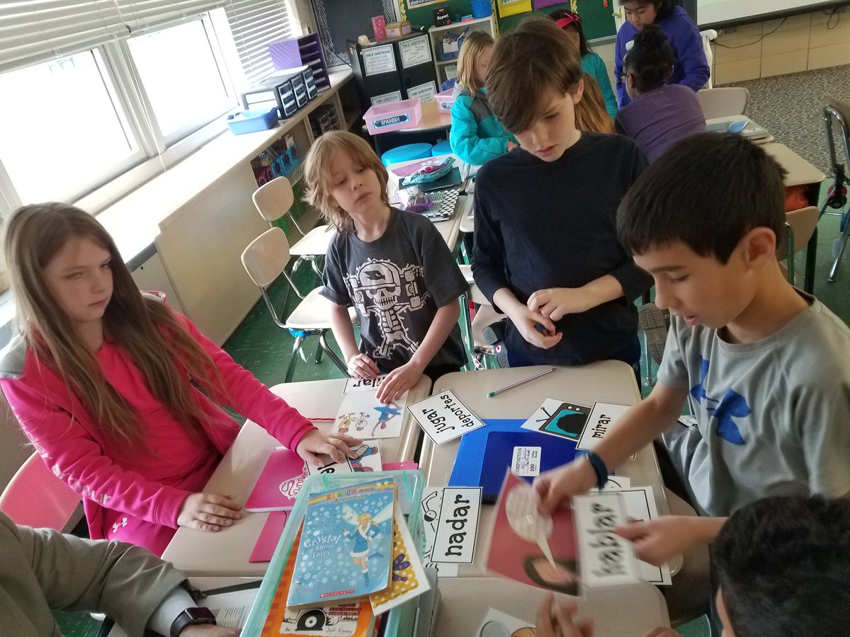 SraChupnick's tweet photo. Reviewing the activities we learned last week to prepare to practice talking about what we like to do for fun in Gr4 @FranklinELsch in Mrs. Bentz's class. @dawn_bentz https://t.co/8kvm1RPSik