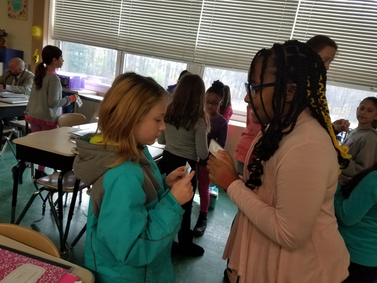 SraChupnick's tweet photo. Playing a conversation game to practice talking about the sports we like to play/do in Spanish in Gr4 @FranklinELsch in Mrs. Bentz's class! @dawn_bentz https://t.co/N63ZqGRTZM