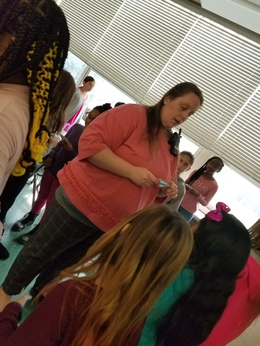 SraChupnick's tweet photo. Playing a conversation game to practice talking about the sports we like to play/do in Spanish in Gr4 @FranklinELsch in Mrs. Bentz's class! @dawn_bentz https://t.co/N63ZqGRTZM