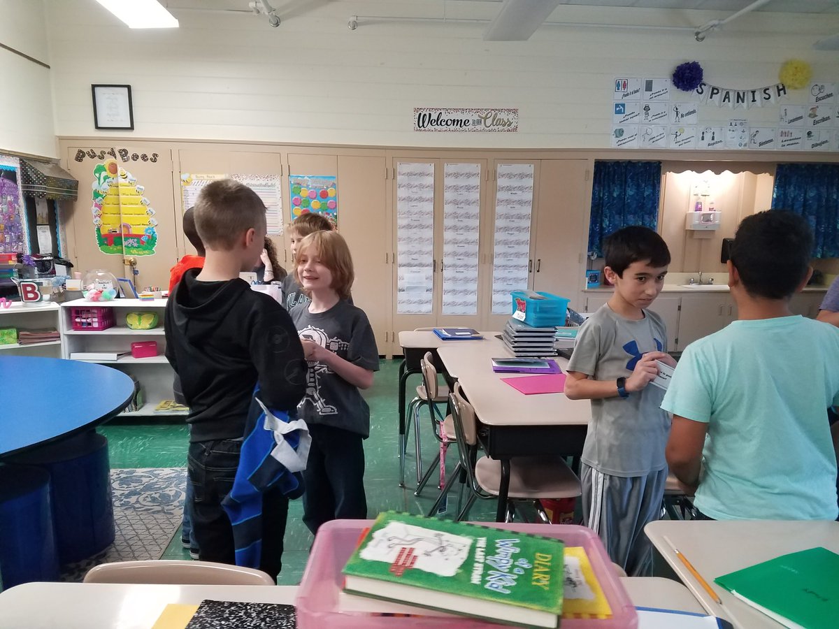 SraChupnick's tweet photo. Playing a conversation game to practice talking about the sports we like to play/do in Spanish in Gr4 @FranklinELsch in Mrs. Bentz's class! @dawn_bentz https://t.co/N63ZqGRTZM