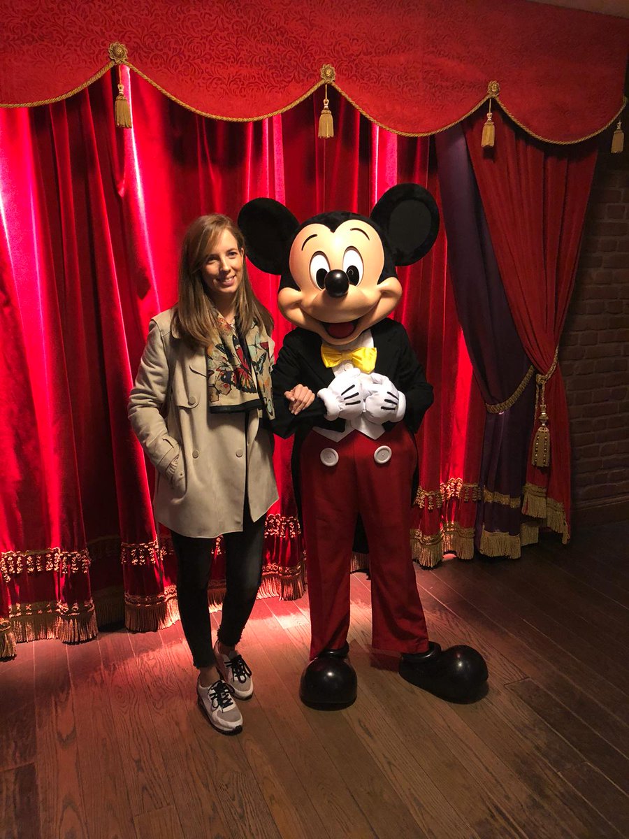 Descubriendo a #MickeyMouse 🐀!! Feliz 90 aniversario querido amigo, ha sido todo un placer conocerte en tu camerino de <a href="/DisneylandParis/">Disneyland Paris</a> 🎉 #Mickey90 #Disney #Paris @carlospizarr