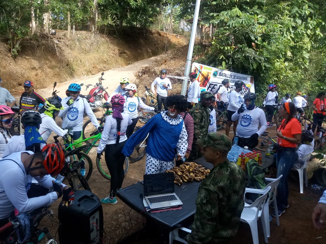 Ejercito_Div6's tweet photo. #BatallónAcciónIntrgral6 @Ejercito_Div6 , se vinculó al gran ciclopaseo realizado en la vereda el #Manatial  Florencia dónde participo la medallista olímpica @marianapajon.
@Ejercito_CAAID @Ejercito_Div6 https://t.co/4JKo5ka01h