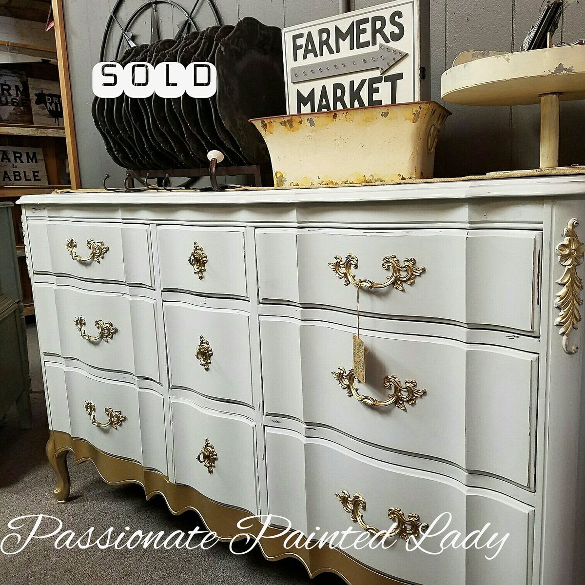 lady_passionate's tweet photo. Such a Classic .. Never goes out of style .... #passionatepaintedlady #classic #vintagestyle #anquite #decor #Golden #bling #classy #sophicated #elegance #DIY @dixiebellepaint #fluff #HomeBusiness https://t.co/RprfRvRnLf