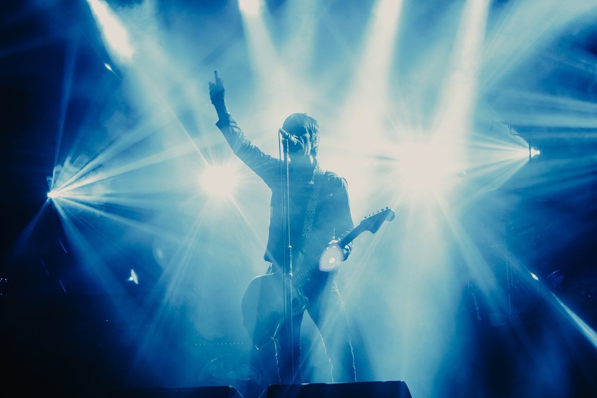 Johnny_Marr's tweet photo. Manchester Apollo by @babycakees__ https://t.co/RHu6eQBbkA