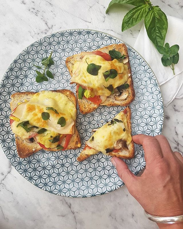 AlpineBreads's tweet image. A little melted cheese inspiration from @simone_austin #delicious 
Image credit: 📷@simone_austin

#wholegrain #moreveg #meltedcheese #cheesetoastie #snacks #quickmeals #mealideas #nutritiousisdelicious #alpinebreads #sourdough