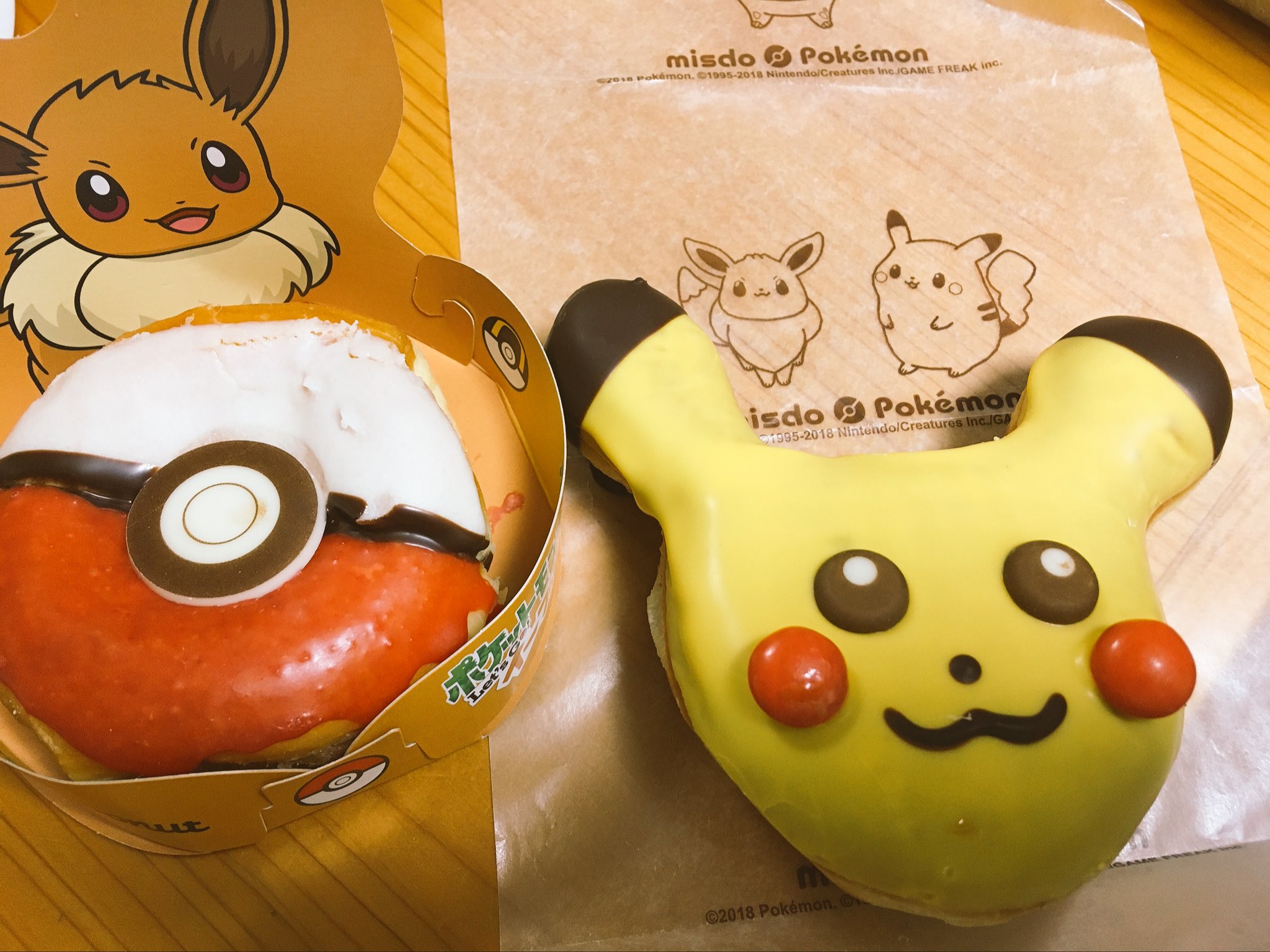 こすも ミスドのポケモン Twitterとかで散々酷いピカチュウ見てたからか 意外と普通で物足りなさすら感じるw むしろモンスターボールのがいびつ 箱と紙もポケモンで可愛かったん O ﾟ ﾟ O ミスドでポケモンに会おう T Co