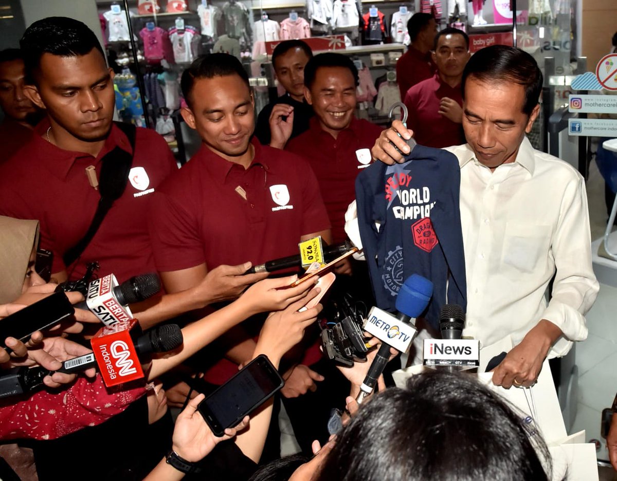 Di toko tersebut Presiden membeli beberapa pakaian bayi. Kepada awak media Presiden mengatakan pakaian tersebut dibeli untuk kedua cucunya, Jan Ethes dan Sedah Mirah.