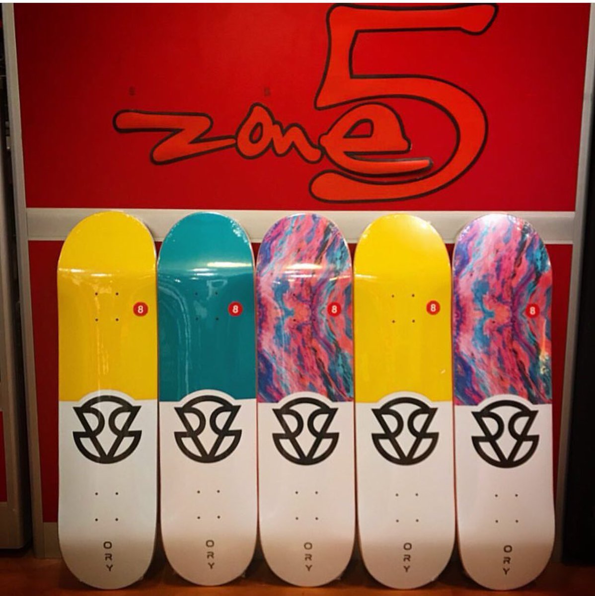Bebelleyy's tweet photo. Nah dengan kuasa viral rakyat twitter, please retweet ni. Siapa nak beli boleh beli, siapa tak pandai main skate tapi nak beli untuk buat hiasan pun takpe.
Tolong support bisnes family saya 😘
#SantaiSkateboarding
#OrySkateSupply
Please whatsapp :
https://t.co/E3c4XqIwNN https://t.co/5zmrEv69TO