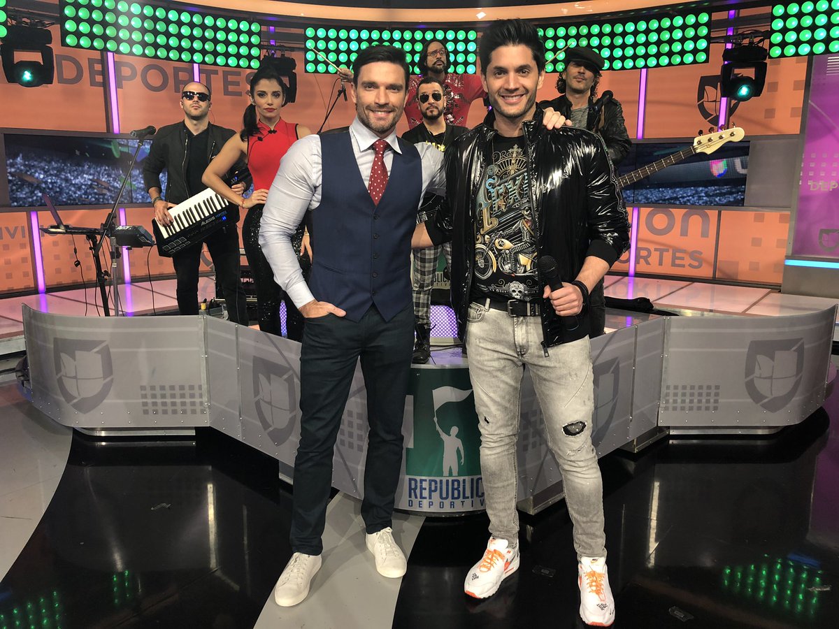Préndanle a <a href="/Univision/">Univision</a> @UnivisionSports Estaré cantando #EstoyVivo no se lo pierdan 🎶🎶
<a href="/kguedimin/">Karem Guedimin</a> <a href="/LideresLatinos_/">Líderes Latinos ®</a> <a href="/AlbertoNavarro/">Alberto Navarro</a> <a href="/markatalent/">Marka Entertainment Group®️</a>