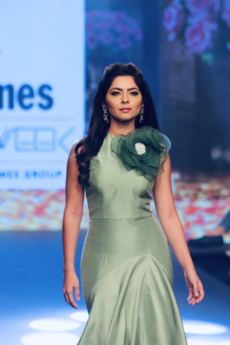 meSonalee's tweet image. When you can’t get over the #weekend vibe✅

#mondaymode 🚫
#Runawaybridesmaid #bridesmaidcollection 
#ptfw #showstopper #punetimesfashionweek