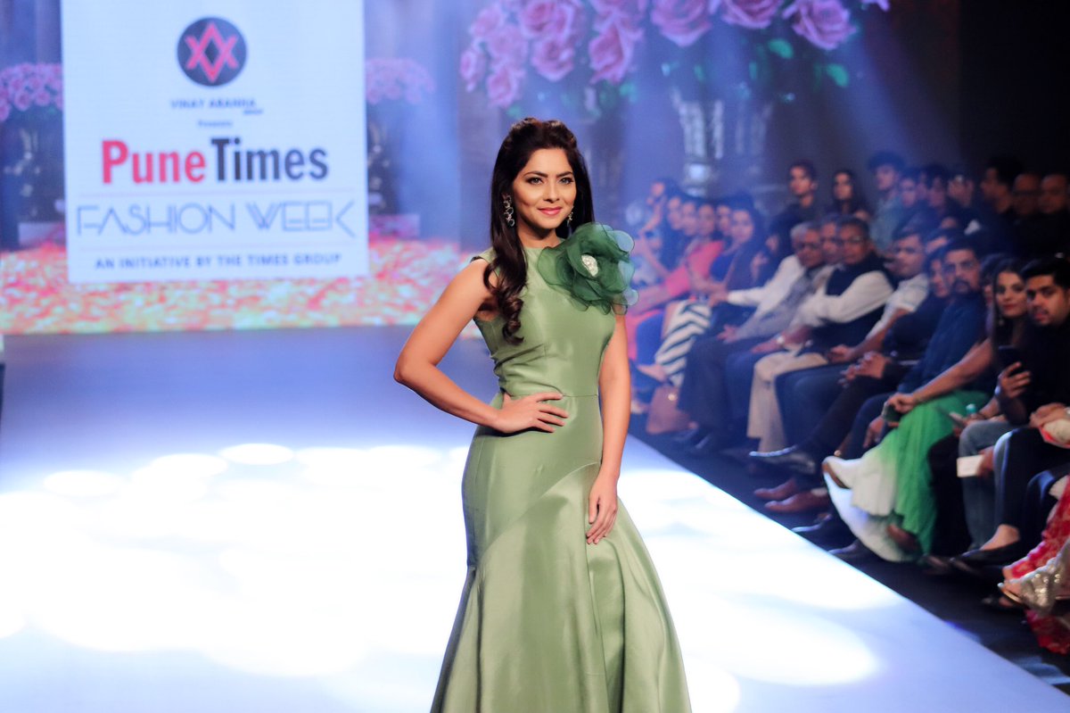 meSonalee's tweet image. When you can’t get over the #weekend vibe✅

#mondaymode 🚫
#Runawaybridesmaid #bridesmaidcollection 
#ptfw #showstopper #punetimesfashionweek