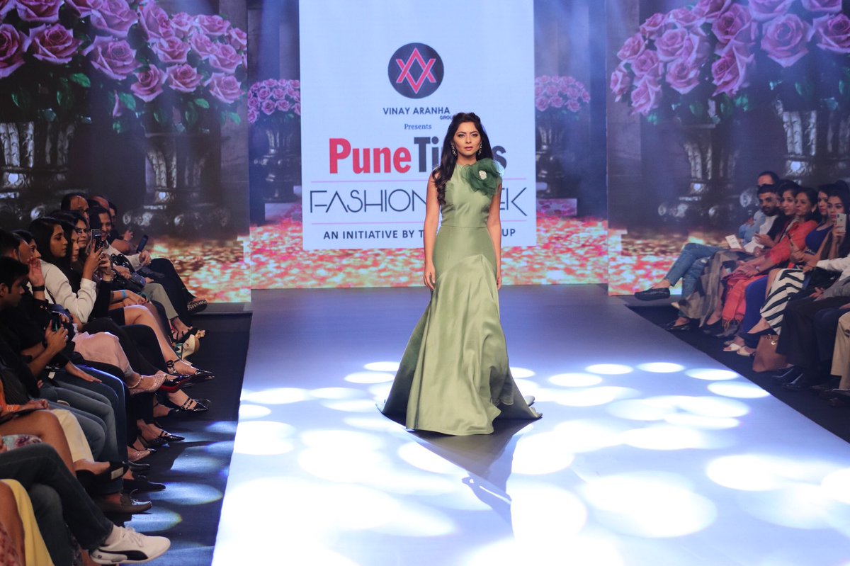 meSonalee's tweet image. When you can’t get over the #weekend vibe✅

#mondaymode 🚫
#Runawaybridesmaid #bridesmaidcollection 
#ptfw #showstopper #punetimesfashionweek