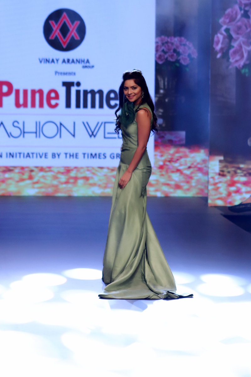 meSonalee's tweet image. When you can’t get over the #weekend vibe✅

#mondaymode 🚫
#Runawaybridesmaid #bridesmaidcollection 
#ptfw #showstopper #punetimesfashionweek