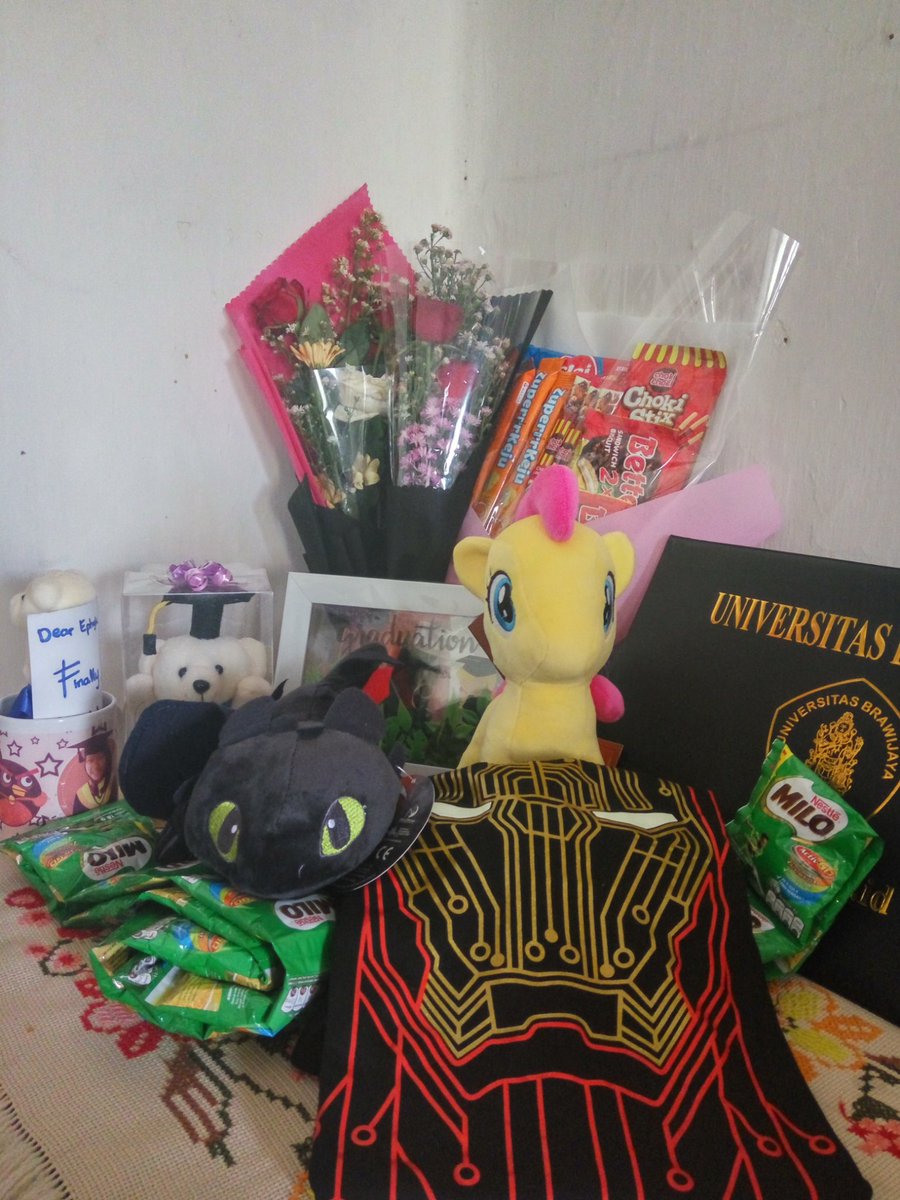 halopiikk's tweet photo. terima kasih kalian semua yang tidak berhenti dan masih menyayangiku sampai detik ini. Tuhan yang membalas kasih kalian semuaaa ❤
#akhirnyawisuda #akhirnyasarjana #17November2018 https://t.co/LOQiBKwoc3