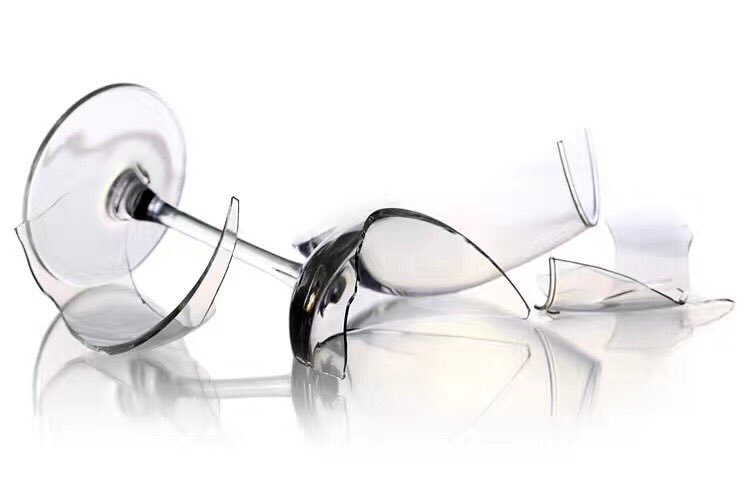 - Стакан аваад газар шид
- Хагарчихлаа шдээ
- Одоо наадахаасаа уучлал гуй, бүтэн болох нь уу?