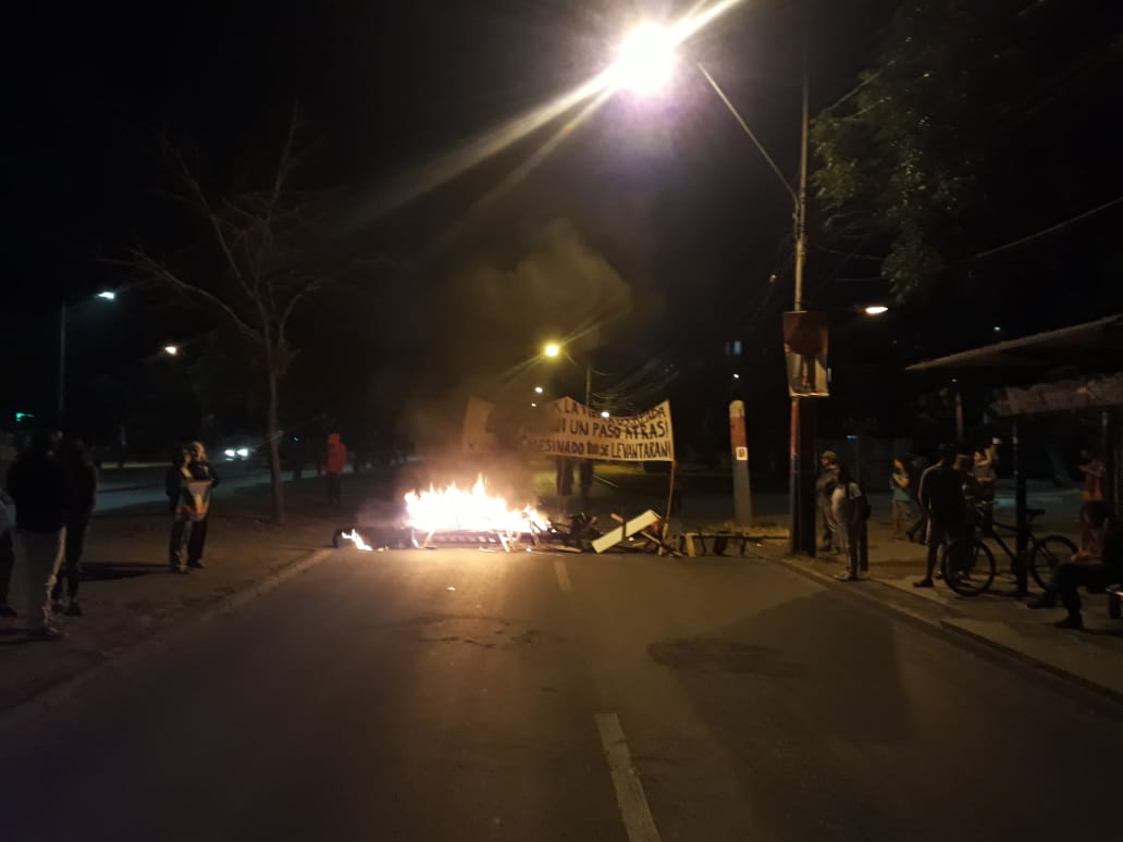 neis_netty's tweet photo. Ahora, Villa Francia se manifiesta contra el asesinato de #CamiloCatrillanca  y la represión policial contra el pueblo nación Mapuche https://t.co/N4yOOHdENe