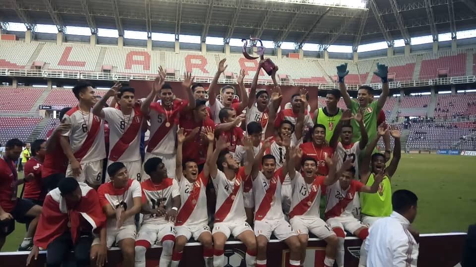 SeleccionPeru's tweet photo. Postales de la celebración de la SeleccionPeru Sub 20 🇵🇪 tras conseguir el título 🏆 del Cuadrangular Amistoso en Barquisimeto 🇻🇪. ¡El #PlanDeMenoresFPF ya cosecha lo sembrado! https://t.co/Z0f8ntwVMv
