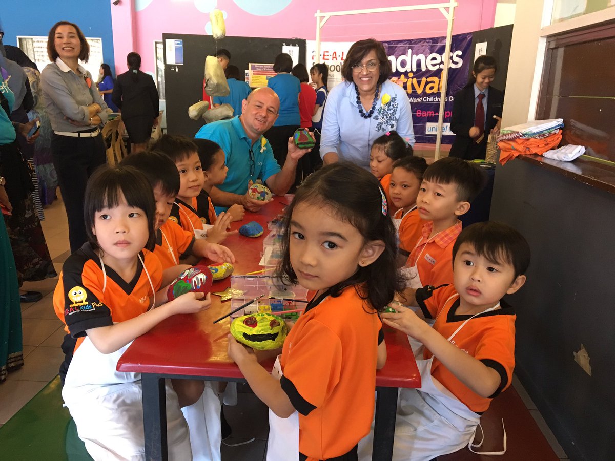 myUNICEF's tweet photo. Look! @ld4children joined the children for a session of stone painting before decorating them around the Tree Of Kindness 💙 #WorldChildrensDay #MYkindness2018 #KidsTakeOver #TeamRealSchools https://t.co/KRX6FskkjD