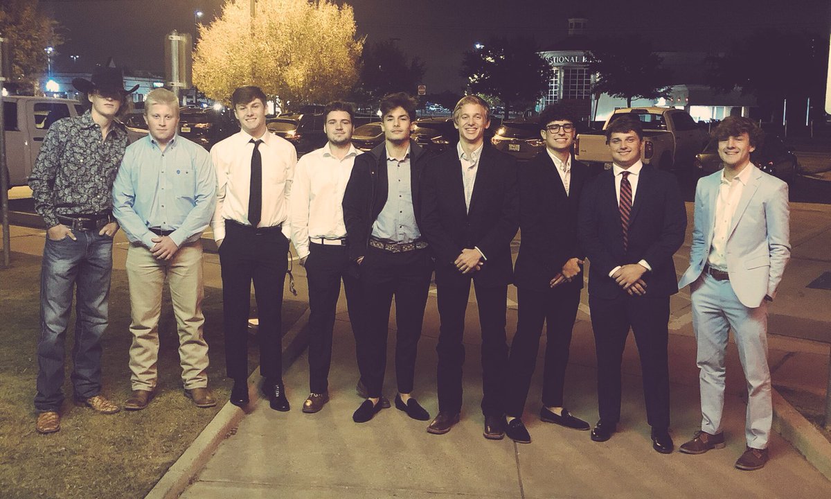 rowdy6thman's tweet photo. This years 6Man leaders looking clean at the annual 6Man dinner🔥🚫🧢 https://t.co/K6qH6BifWR