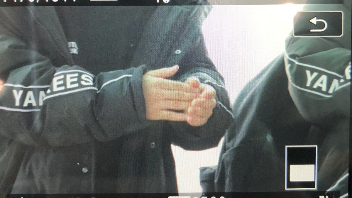 forever___ex0's tweet photo. 181119 ICN 귀여엉 ㅠㅠㅠ👏
#exo #chen #첸 https://t.co/AZCd9lonxM