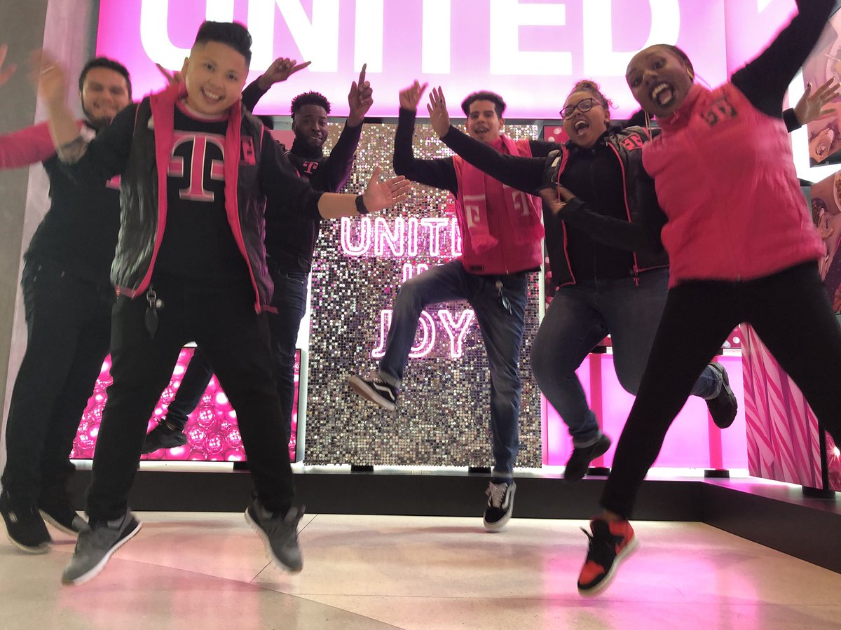 Just having fun wit the squad in our customer lounge area💁🏾‍♂️ #SundayFunday #sundaycrew