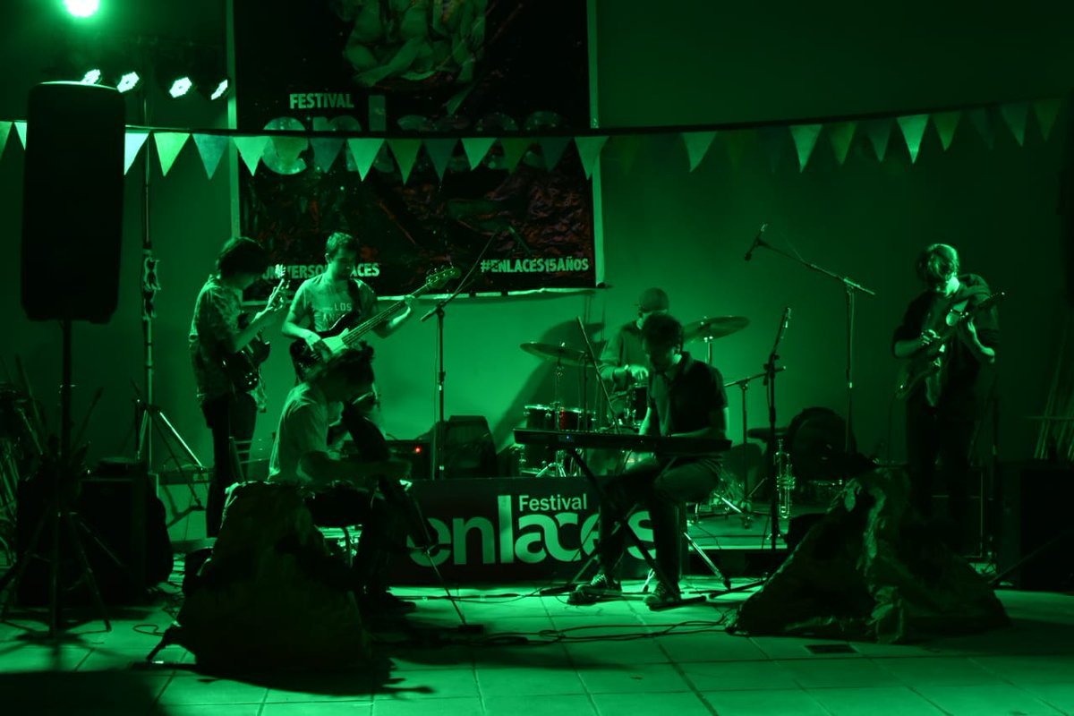 Noche estelar en el #Fogón, con la música de "TOTS", celebrando este viaje por los mundos. 
#Enlaces15años