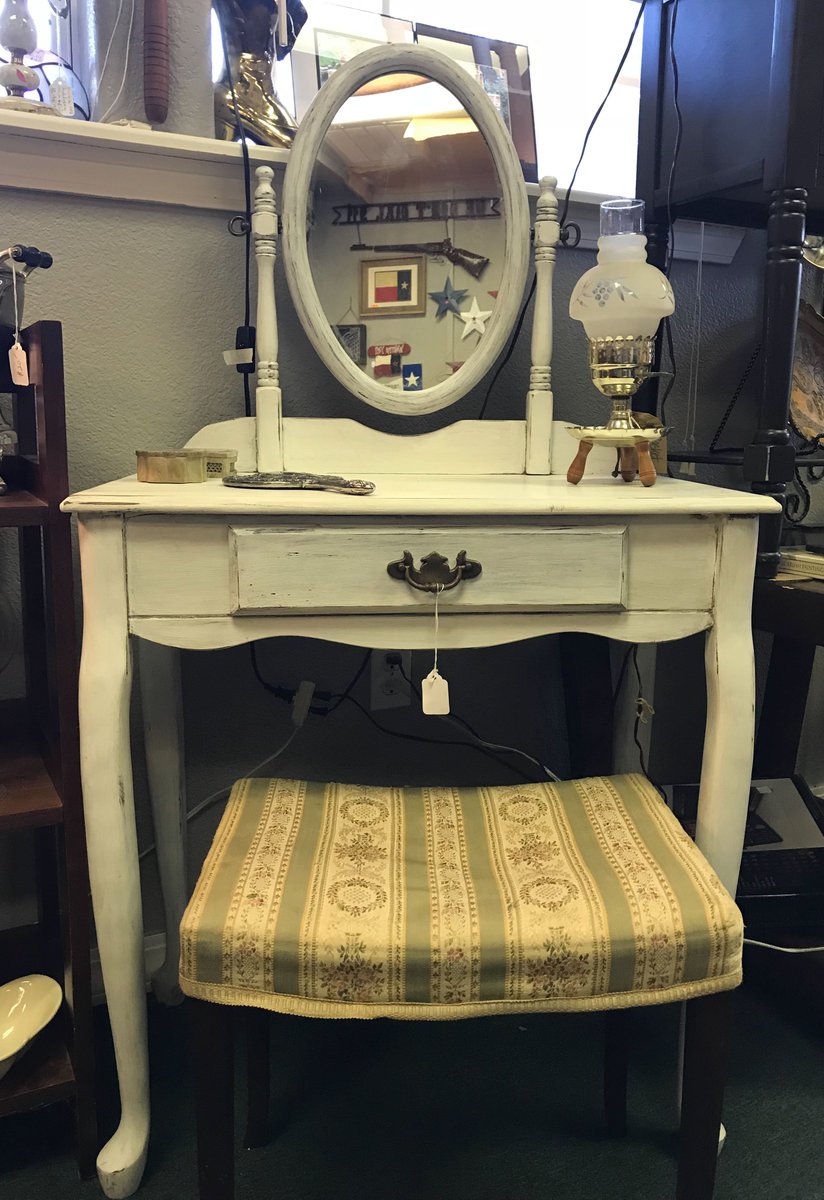 OddinaryObjects's tweet image. Get ready in the morning or for a night out in
front of this cute white vanity table with stool 85.00