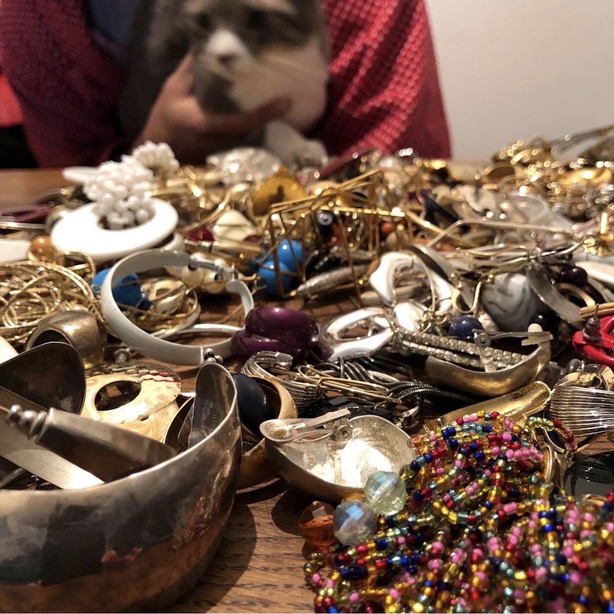 吉祥寺古着屋ガーニッシュ 今朝はユーミンを聴きながら アクセサリーのお掃除 木曜日には並べられるようにがんばります 神経衰弱状態 Vintage Antique Vintagefashion 古着屋 レディース古着 東京古着屋 吉祥寺 吉祥寺古着屋 ヴィンテージ