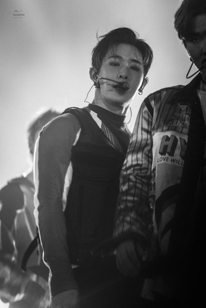 Что с этим человеком не так.......
[#WONHO #MONSTAX HOSEOK]