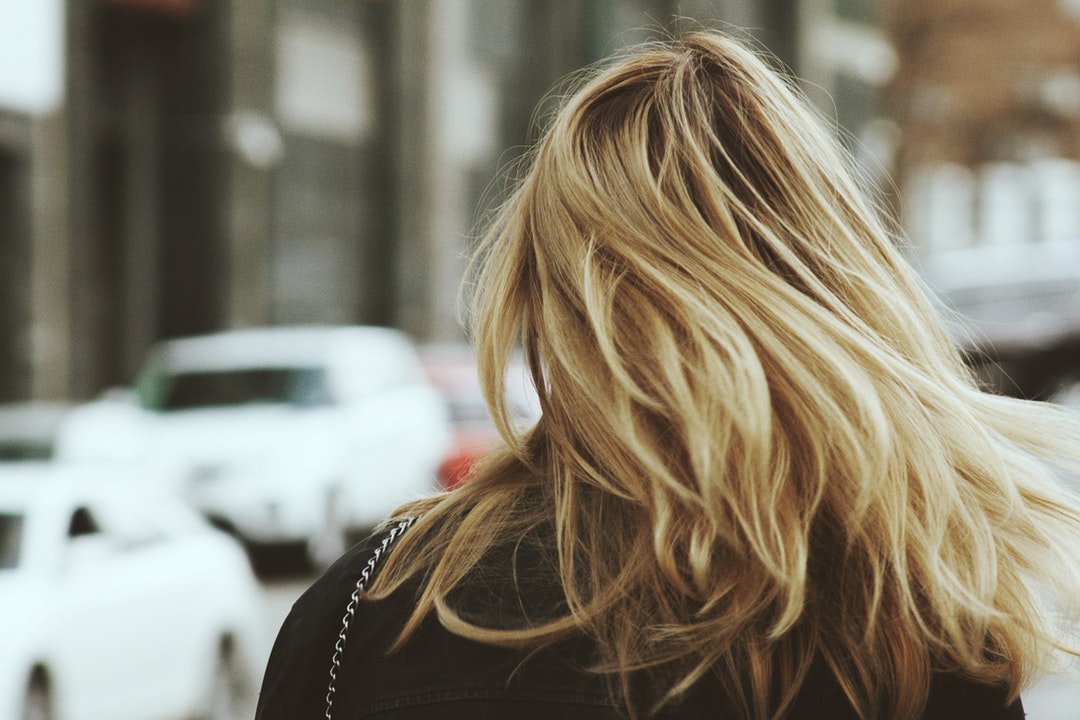 jwnwrit340's tweet photo. Got a few texts that there are paparazzi pics of me fleeing town in time for the awards tomorrow. In truth: absolutely not- I was running to get in an uber after getting fresh highlights. I'm a Starr w/ integrity. Win or lose, I work it for my fans XO #BehindyourBak #PostEarYours https://t.co/W23fvQgdqq