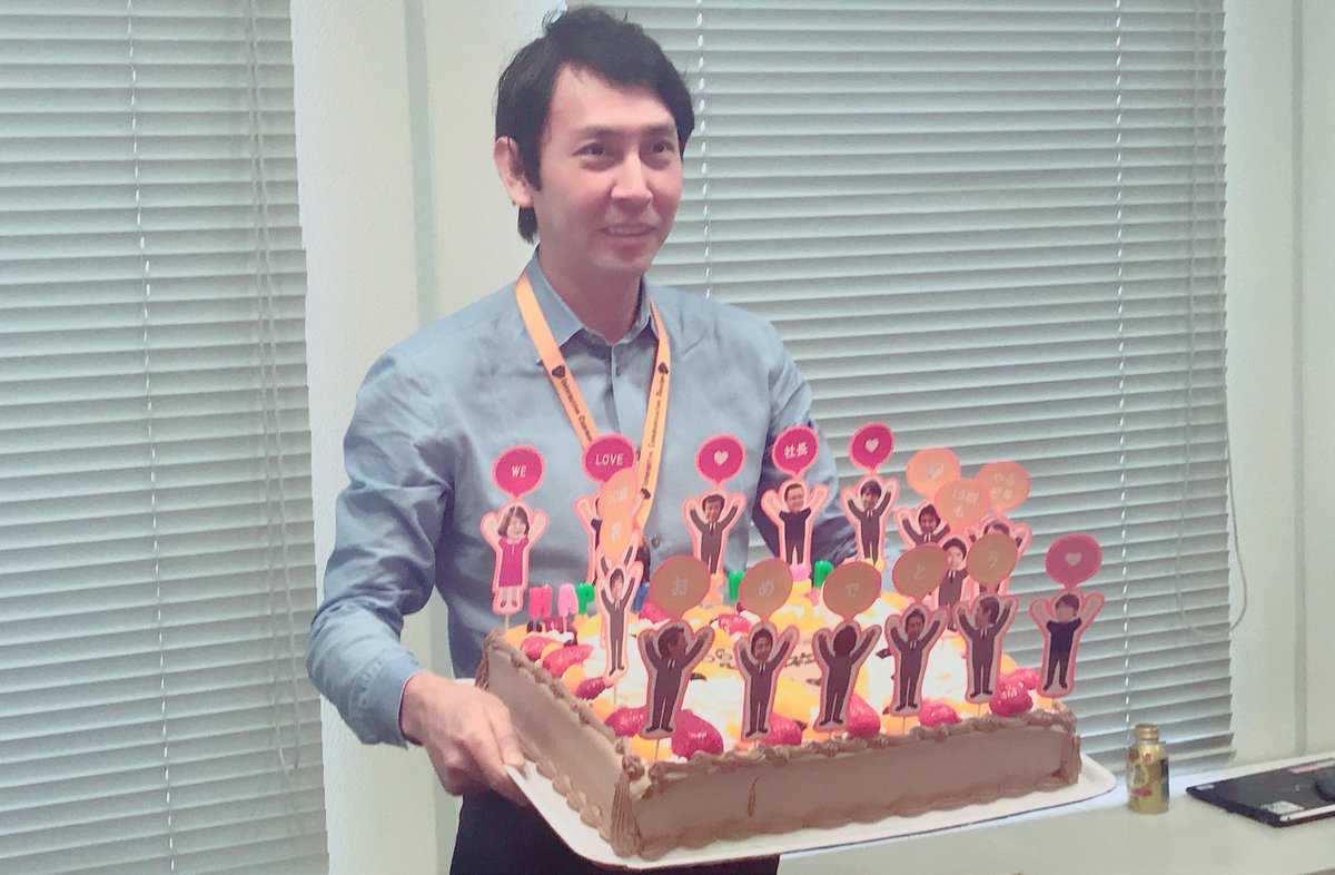 ICD_PR's tweet photo. 【社長バースデー】
先日誕生日を迎えた弊社社長。そのバースデーサプライズを行いました！
今年は大きなケーキをプレゼント🎁💕
いろんな角度から社長を撮影した飾りを付けた自慢の一品。
社長も写真沢山撮ってくださいました📷✨
改めておめでとうございます！

#ICDあるある
#バースデー https://t.co/OJexXcGK87