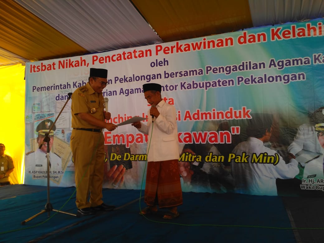 ekaiman358's tweet photo. Pemerintah fasilitasi pernikahan yg lampau agar beroleh surat nikah guna menjamin hak &amp; kewajiban masyarakat. https://t.co/ZWucIRk3XC