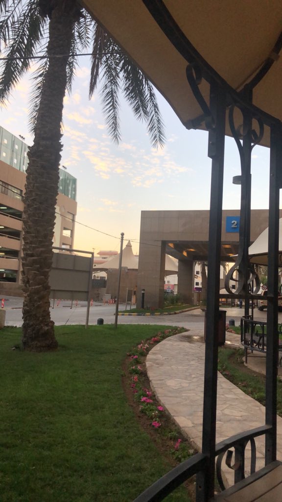 عندما تستيقظ في كل صباح وابتسامتك تملئ وجهك، وتظهر للعالم مدى الحب الموجود في قلبك.
عندها سيتعامل معك الأشخاص بشكل جيد وستشعر بمقدار جمال ذلك اليوم.