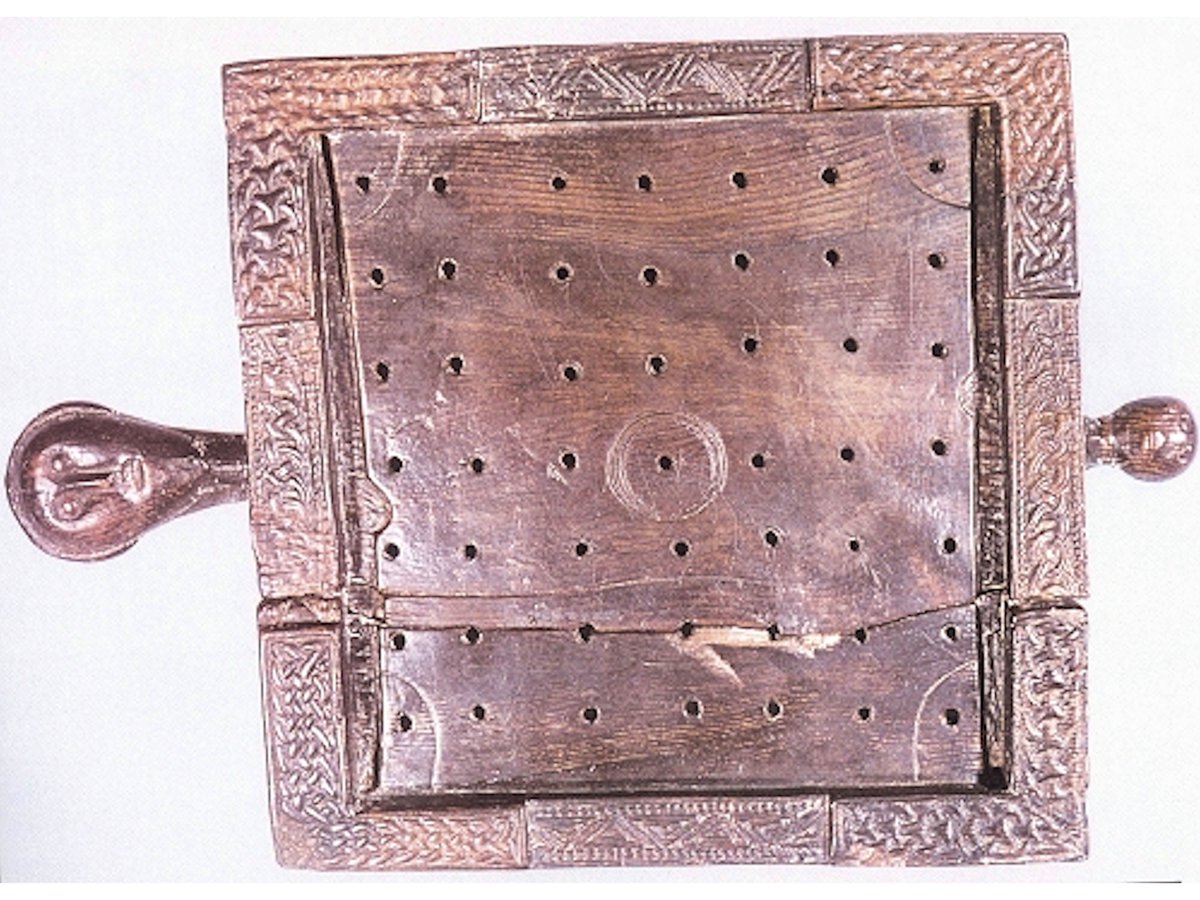 EliGurevich's tweet photo. My latest article about the Irish version of Hnefatafl, called Brandhub. Besides the details about the game and archaeological findings, there is some nice Irish Gaelic poetry for you to read. 
#Brandubh #Hnefatafl #MedievalGames #Tafl #VikingGames https://t.co/Z32HEY0phH https://t.co/FrCg3D5lQP