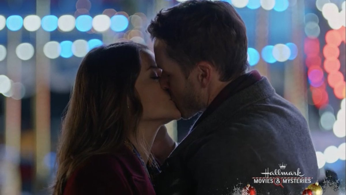 HallmarkiesPod's tweet image. This is an absolutely gorgeous kissing scene. This will definitely be going on my top 10 Hallmark kisses! #godwinkchristmas #miraclesofchristmas #agodwinkchristmas