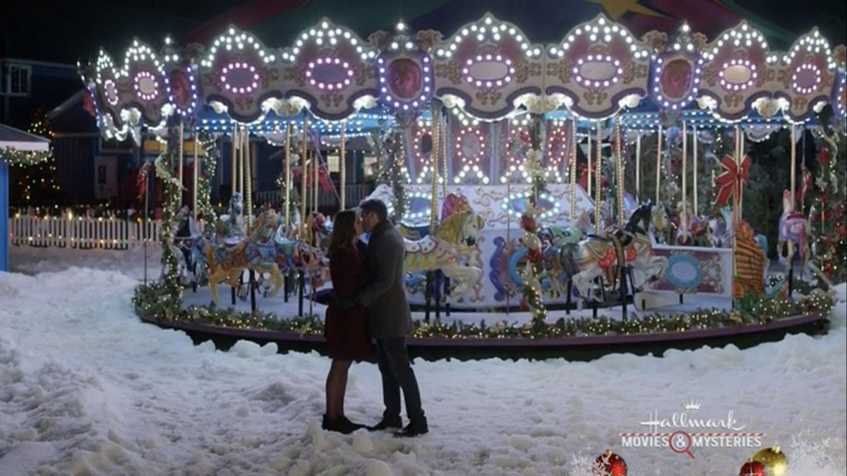 HallmarkiesPod's tweet image. This is an absolutely gorgeous kissing scene. This will definitely be going on my top 10 Hallmark kisses! #godwinkchristmas #miraclesofchristmas #agodwinkchristmas