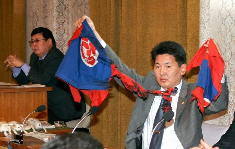 Энэ хүн #ЖДҮ_Хулгайч сайд, гишүүд, намынхаа ЕНБД-аа хамгаалж бгаад Засгаараа унах нь тодорхой боллоо хөөрхий...