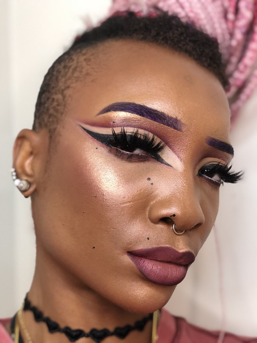 Rayray_kad's tweet photo. 🧚🏾‍♀️✨
#slayallday coconut setting spray + night shift Pencil on the eyes!
@ABHcosmetics 
- #modernrenaissance [golden ochre] on the lid
- #foundationstick [🌍]
- #abhbronzer [mahogany]
- #abhxamrezy @amrezy Highlighter
- #superbrow [aubergine]
- #daggerliner
- #bornthisway [mocha] https://t.co/itxXI4xg1z